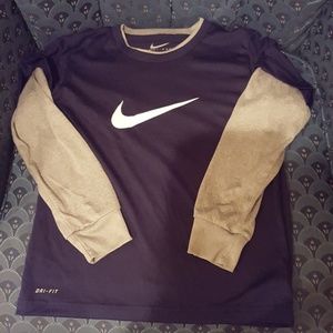 Boys Nike drifit long sleeved tee. Great condition